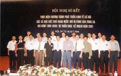 Đại biểu tham dự Hội nghị sơ kết thực hiện chương trình phát triển kinh tế - xã hội các xã đặc biệt khó khăn miền núi và vùng sâu vùng xa hai năm (1999 - 2000) và triển khai kế hoạch năm 2001