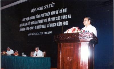 Đại biểu phát biểu tại Hội nghị sơ kết thực hiện chương trình phát triển kinh tế - xã hội các xã đặc biệt khó khăn miền núi và vùng sâu vùng xa hai năm (1999 - 2000) và triển khai kế hoạch năm 2001