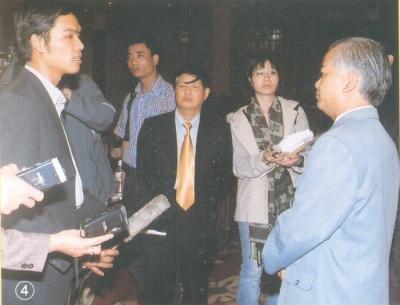 Bộ trưởng, Chủ nhiệm Ủy ban Dân tộc Ksor Phước trả lời phỏng vấn tại Hội nghị sơ kết 5 năm (1999-2003) thực hiện Chương trình 135 giai đoạn I