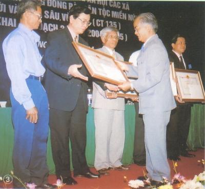 Bộ trưởng, Chủ nhiệm Ủy ban Dân tộc Ksor Phước tặng Bằng khen cho các tập thể, cá nhân tại Hội nghị sơ kết 5 năm (1999-2003) thực hiện Chương trình 135 giai đoạn I