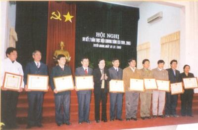 Các cá nhân có nhiều thành tích xuất sắc trong thực hiện Chương trình 135 được nhận Bằng khen tại Hội nghị sơ kết 7 năm (1999 - 2005) thực hiện Chương trình 135 tại các tỉnh phía Bắc