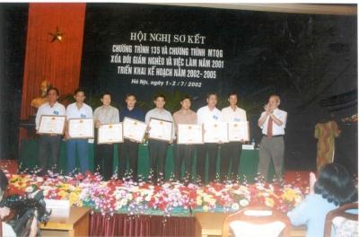 Các cá nhân được khen thưởng tại Hội nghị sơ kết Chương trình 135 và Chương trình MTQG xóa đói giảm nghèo và việc làm năm 2001