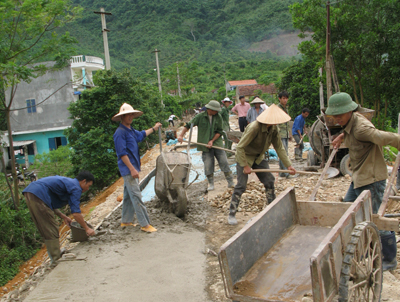 Công nhân thi công đường bê tông 135 tại huyện Tiên Yên - Quảng Ninh