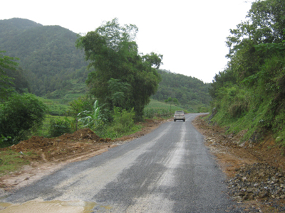 Công trình đường giao thông từ vốn Chương trình 135 giúp việc đi lại của người dân vùng miền núi được thuận lợi