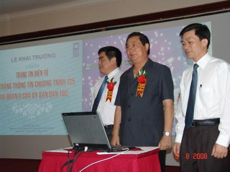 Bộ trưởng, Chủ nhiệm Ủy ban Dân tộc Giàng Seo Phử cùng các đồng chí Thứ trưởng, Phó Chủ nhiệm ấn nút khai trương Trang tin Chương trình 135