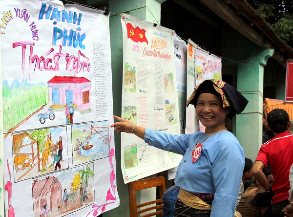 Người dân xã Xuân Khang, huyện Như Thanh tiếp cận thông tin giảm nghèo.