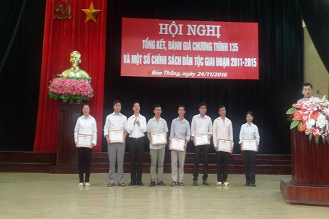Các đại biểu được tuyên dương tại Hội nghị tổng kết, đánh giá Chương trình 135 huyện Bảo Thắng, tỉnh Cao Bằng năm 2015